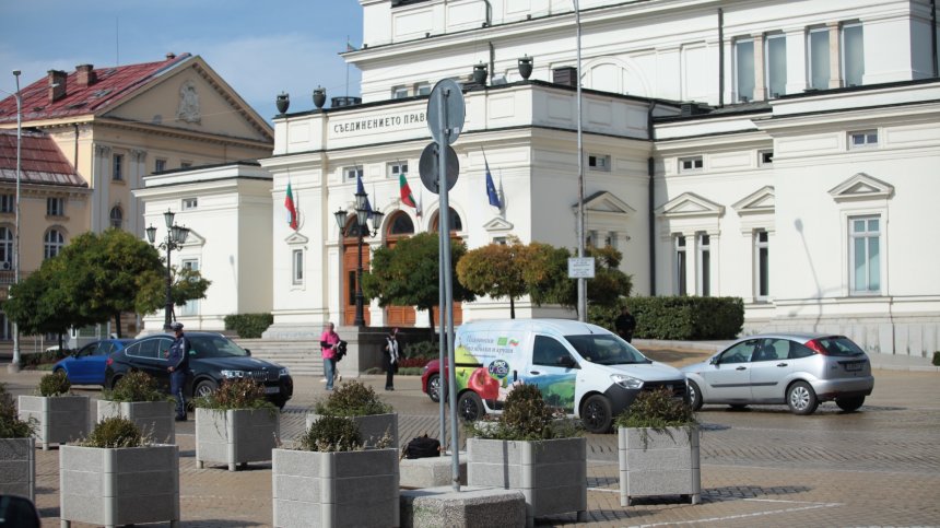 Проучване на "Алфа Рисърч": Преднината на ГЕРБ пред БСП е намалена