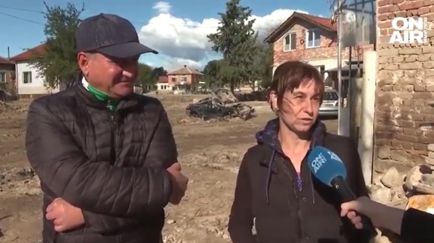 С разпокъсано от потопа българско знаме, но с надежда гласуват в Карловско: Дано не ни забравят