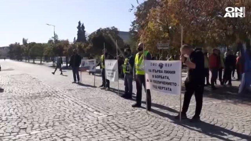 Полицаи и пожарникари на протест в Кърджали за по-високи заплати