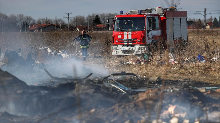 Пожар край Брезник и Сливница заплашва гората и близките села