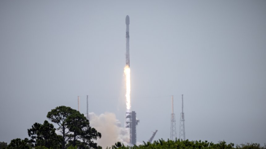 SpaceX скоро започва да предлага космически разходки на туристи