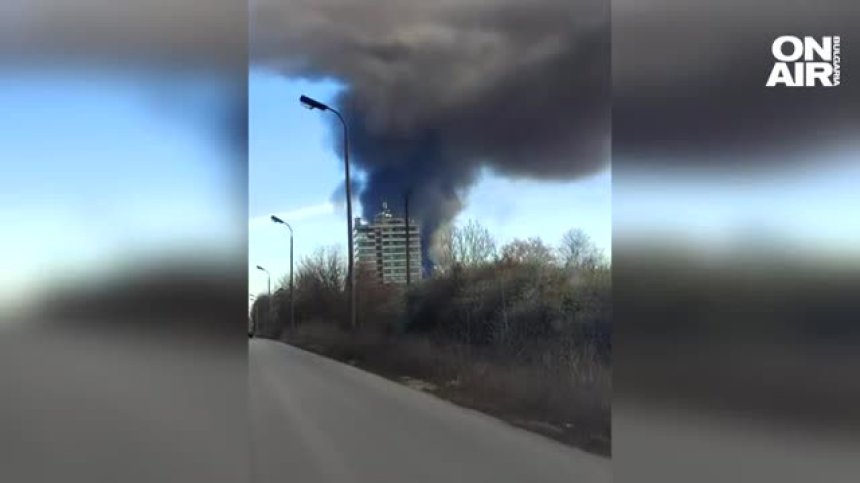 Пожар в нефтена рафинерия край Плевен, горят изоставени резервоари