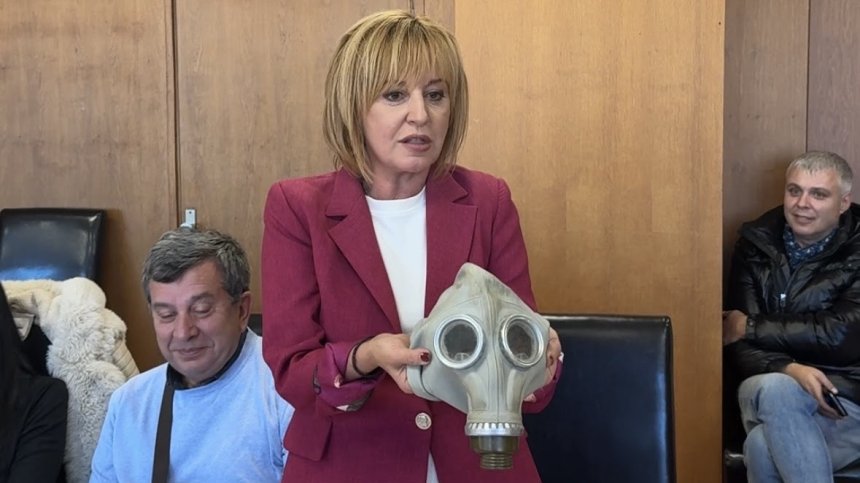 Мая Манолова подари противогаз на кмета на Шумен