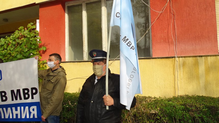 Полицаите са обидени, нещата не опирали само до пари