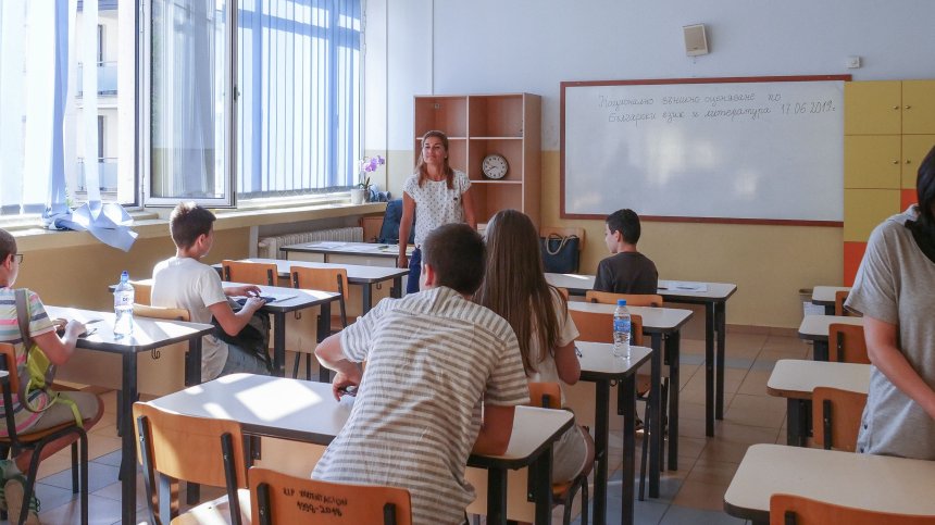 Над 117 000 седмокласници и десетокласници се явяват на матура по БЕЛ