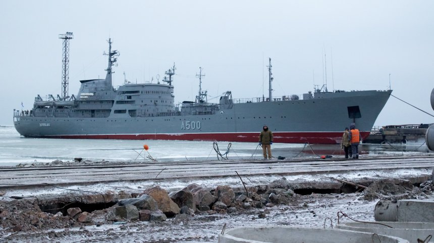 Товарен кораб потъва след руски обстрел в Мариупол