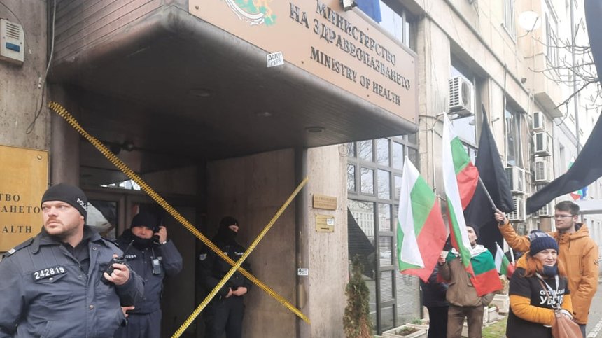Заради локдауна: Протестиращи "затвориха" 2 министерства и хвърляха бомбички
