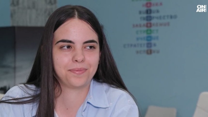Добрият пример: Мирослава от Хасково е с две пълни шестици на матурите за 12 клас