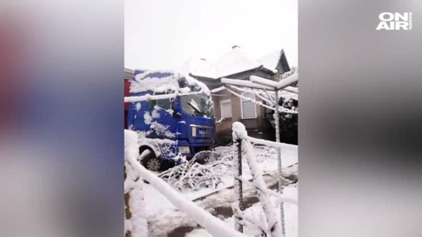 ТИР се вряза в двора на къща в село Гложене