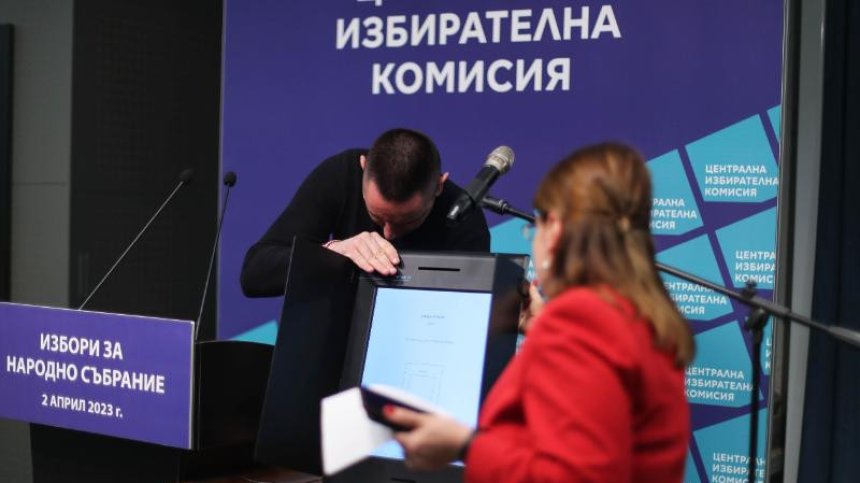 Проблем с машините за вота, на места в София ще гласуват само с хартия