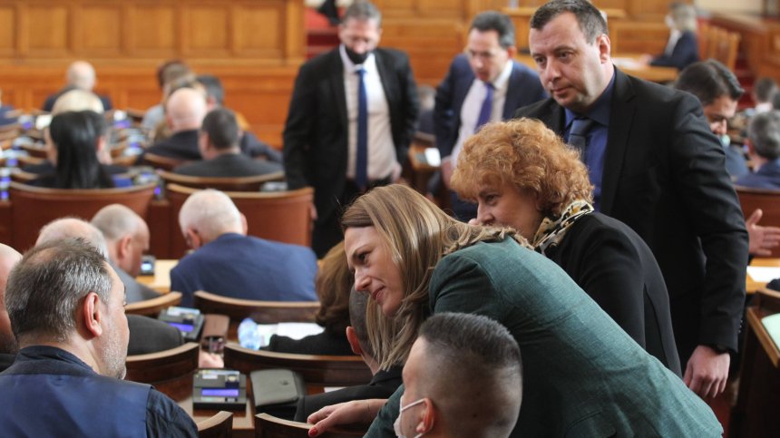Правилата са, за да се спазват? Искри между депутатите след проверката на РЗИ