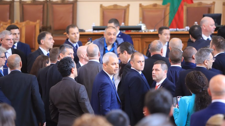 След плюенето и обидите: 17 депутати са наказани с порицание