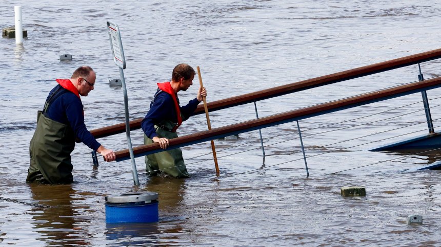 Тежки наводнения в Румъния: Къщи са под вода, евакуират хора