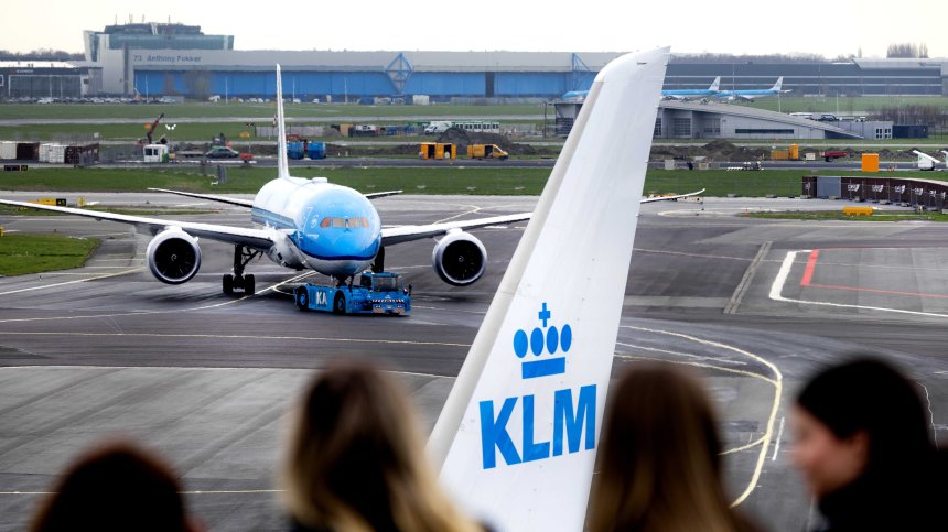 Мъж загина на летище в Амстердам, повлечен от двигател на самолет