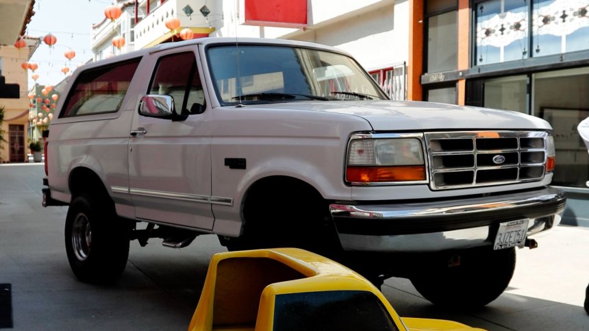 Легендарният бял Ford Bronco на О Джей Симпсън се продава за $500 000?