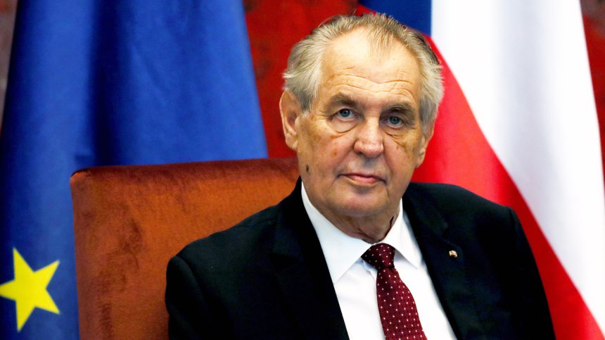 След месец в болница президентът на Чехия се връща пак там, този път заради Ковид-19