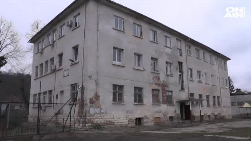 Тежко остава състоянието на падналото в Роман момче