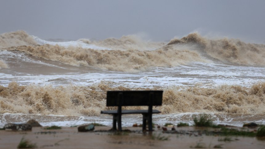 Отнесени къщи, дървета, улици - реки: Тайфунът "Каджики" взе и жертви във Виетнам