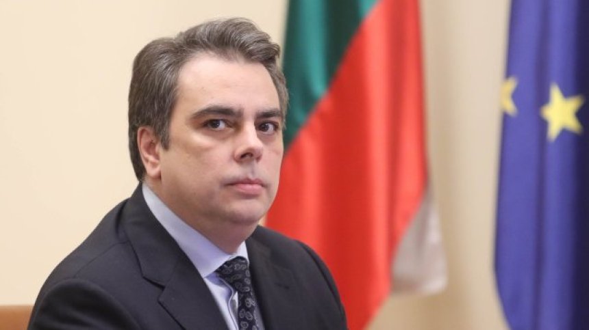 Асен Василев каза ще се вдигат ли данъците
