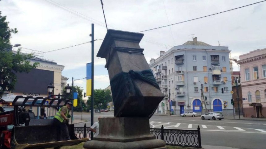 В Харков свалиха паметника на Пушкин: "Решаваме съдбата му след победата на Украйна"