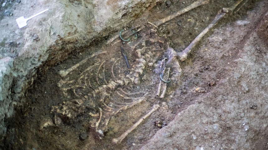 Откриха древен гроб с дарове под Националната художествена академия (СНИМКИ)