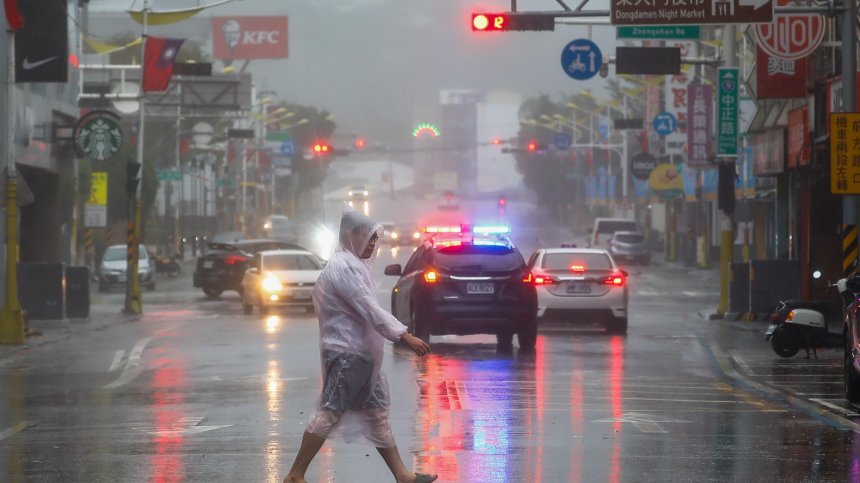 "Подул" връхлита Тайван с ветрове до 191 км/ч - масови евакуации и отменени полети