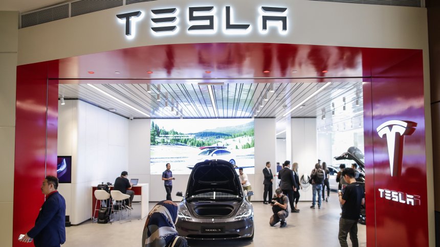 Съдят Tesla заради катастрофа, при която е загинал инженер на Apple