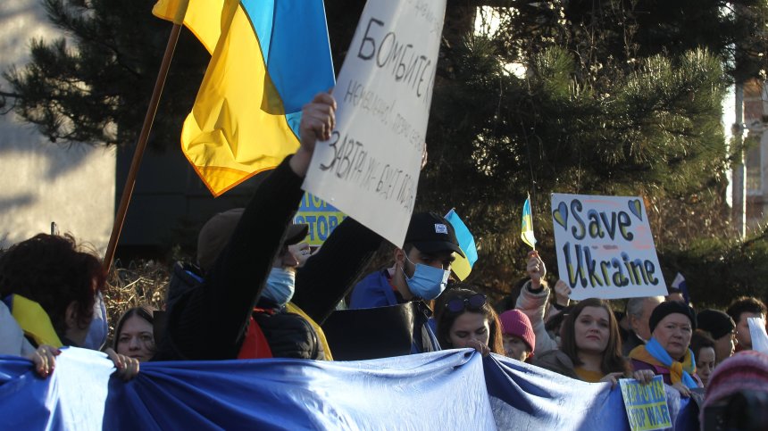 Протестиращи се събраха пред посолството на Русия у нас и призоваха за край на войната