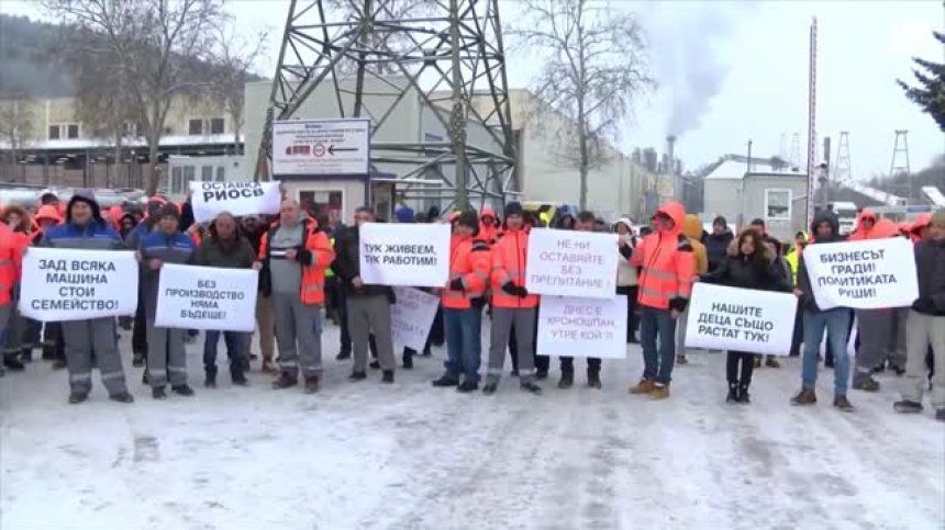 Бунт в "Кроношпан": Стотици работници на протест заради затварянето на завода