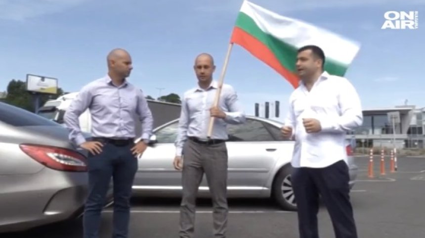 Спасеното осквернено знаме от парк "Росенец" потегли към София