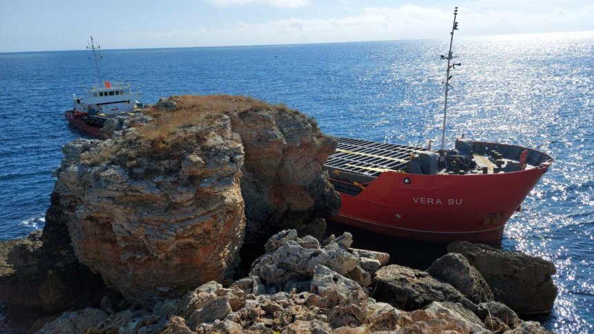 Разпитват екипажа на "Vera Su", водолази правят оглед на дъното на морето