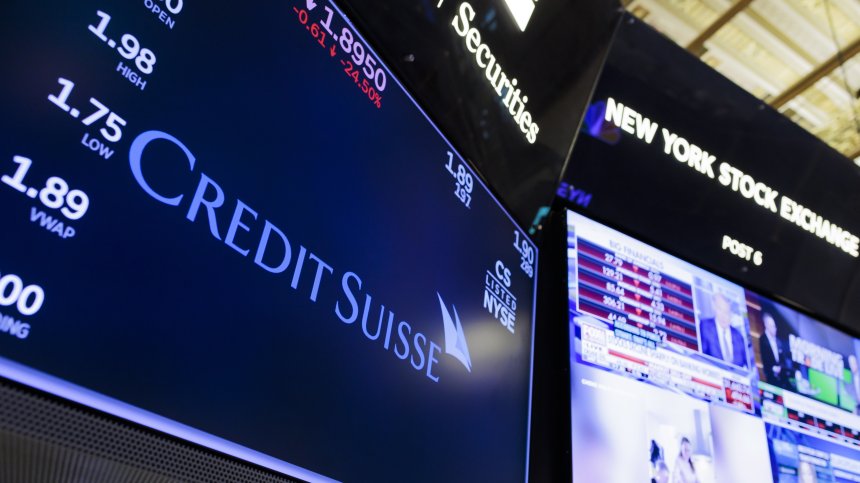 Акциите на Credit Suisse се сринаха, помагат ѝ с до $53,7 млрд.