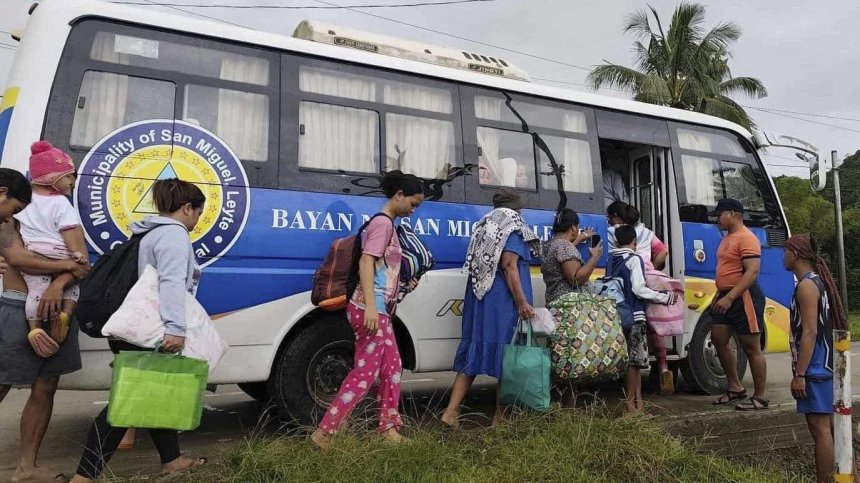 Над 70 000 души се евакуират във Филипините заради приближаващия тайфун "Калмаеги"