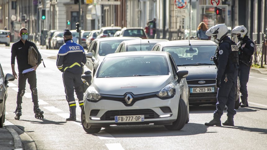 Във Франция вече се излиза само с декларация