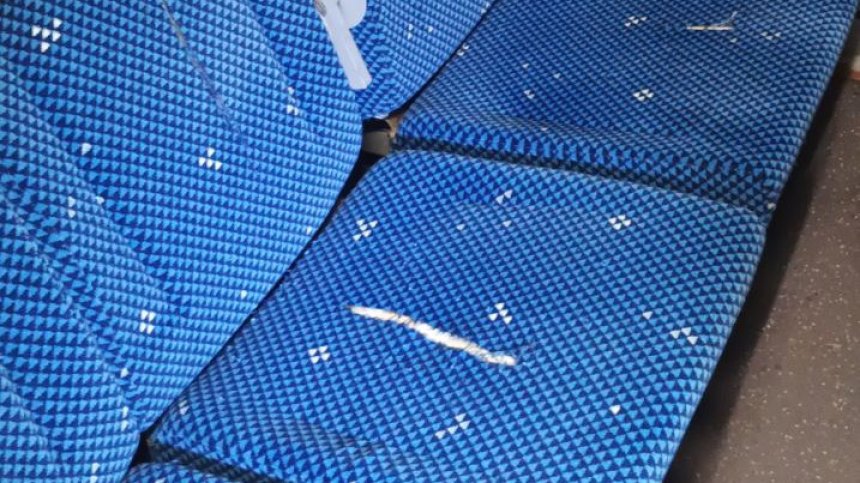 БДЖ: На празничния 22 септември вандали нарязаха нови седалки във влака Бургас - София