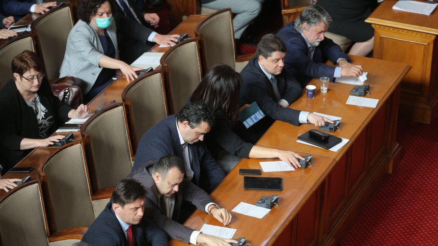 Защо депутатите решиха да се откажат от заплатите си?
