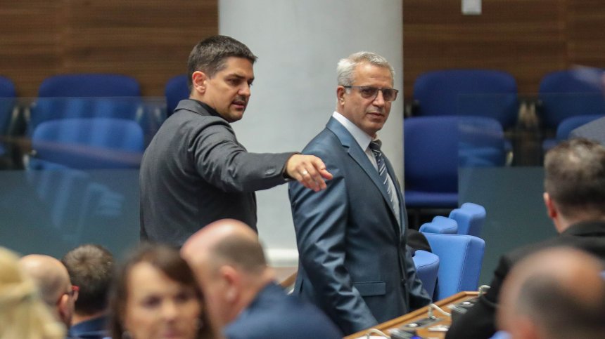 Некомпетентност и "битка на орки": Опозицията разделена за вота на недоверие