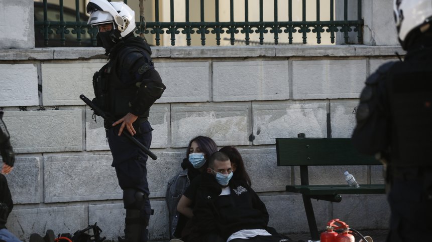 Сблъсъци и физическа саморазправа на студентския протест в Атина (+ВИДЕО)