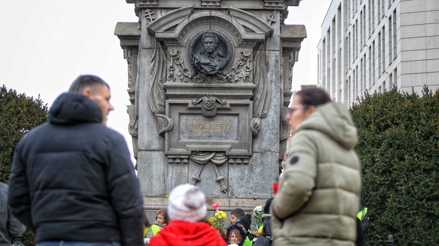 Думи на Левски оживяха на билбордове в столицата, но спекулираме ли с Апостола