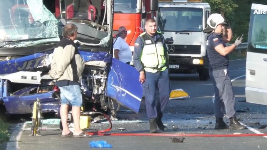 Катастрофа между автобус и кола на пътя София - Варна