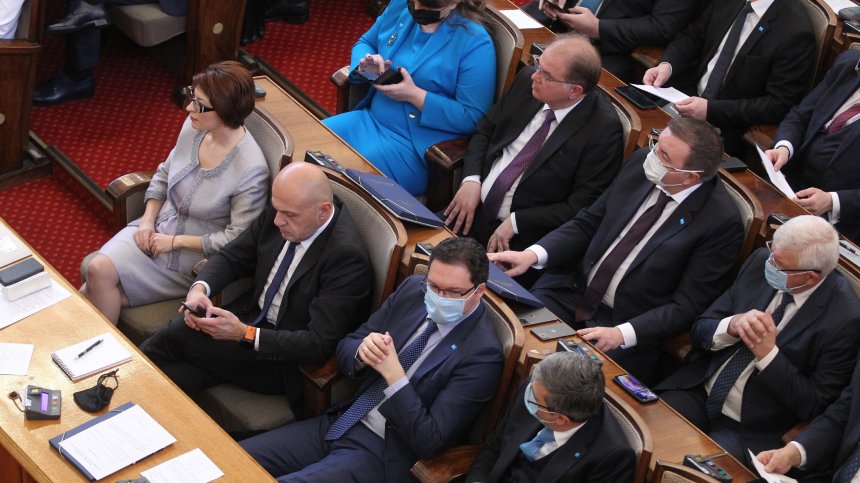 Влизането в парламента със "зелен сертификат" раздели депутатите