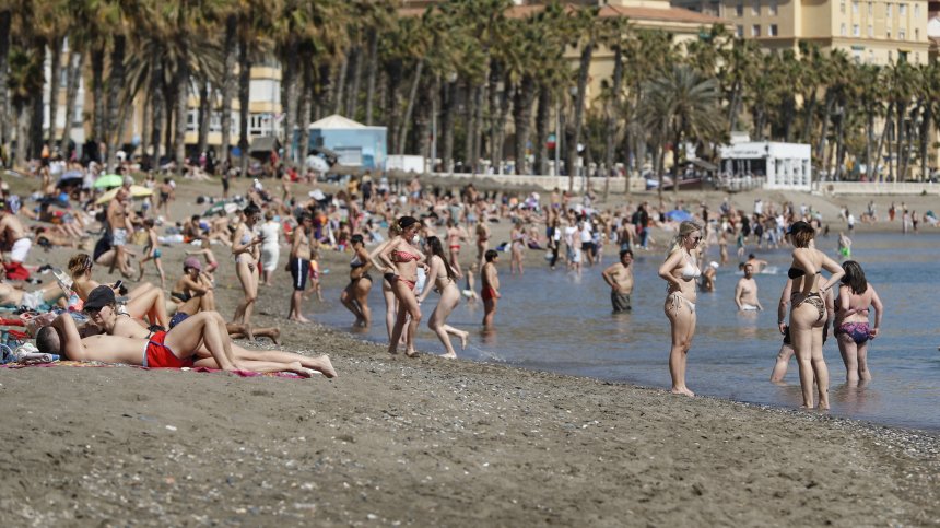 Рекордно високите температури в Испания изпълниха плажовете с хора