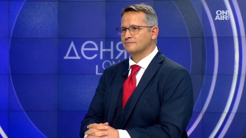 Христанов: Борисов може да свали правителството, но нещо вътре държи сглобката