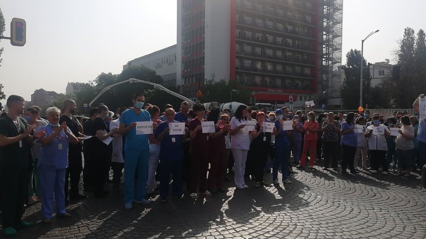 Медици от "Пирогов" протестират срещу смяната на проф. Балтов, блокираха ключов булевард