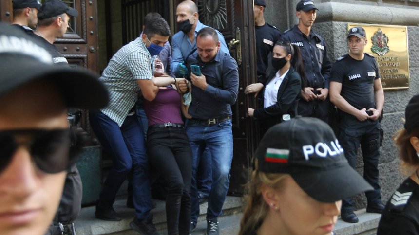 Изнесоха протестиращите от сградата на Народното събрание (+снимки)