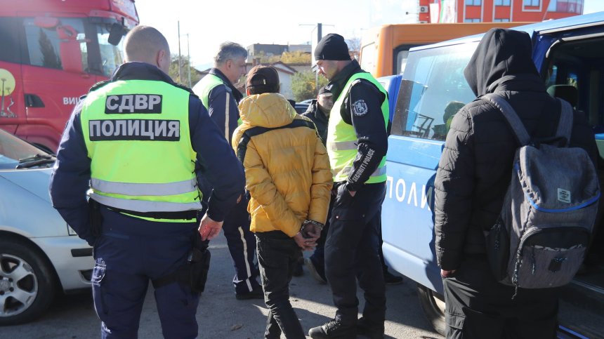 Съдът остави в ареста македонец, превозвал нелегални мигранти през България