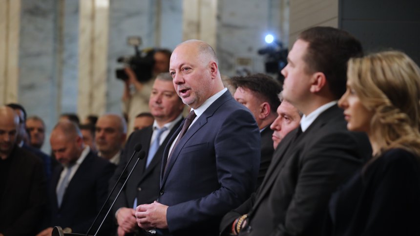 Желязков депозира оставката на правителството в Народното събрание