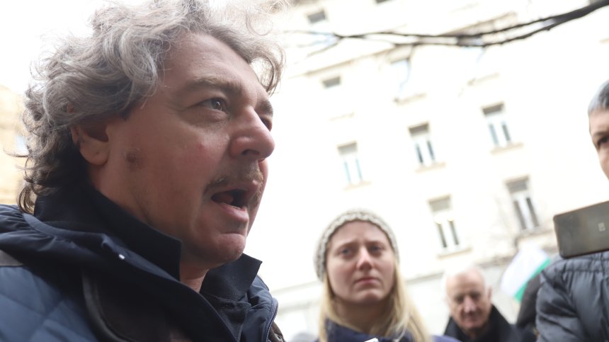 "Чашата преля": Камен Донев напуска представление на Народния театър