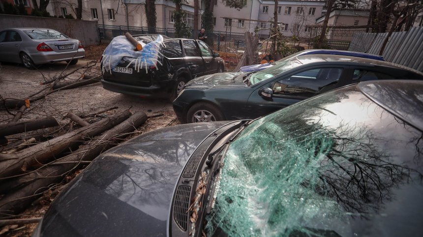 Ураганният вятър спря тока в части на София, блокира влакове и събори дървета