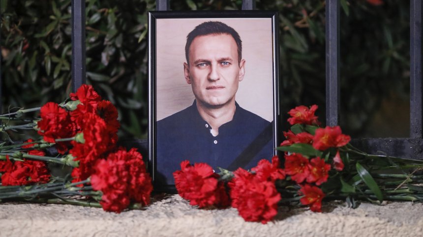 Подлагат тялото на Навални на "химическа експертиза" за още 14 дни